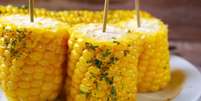 Alimentos rígidos como o milho podem prejudicar usuários de aparelho ortodôntico -  Foto: Shutterstock / Alto Astral