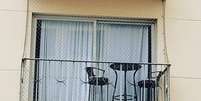 Faixa com pedido de socorro contra assédio de vizinho foi colocada em janela de apartamento, na capital paulista  Foto: Denize Kaluf/Instagram / Estadão