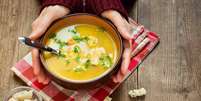 Sopas e caldos são opções saudáveis e nutritivas para o inverno -  Foto: Shutterstock / Alto Astral