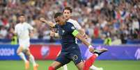 Kylian Mbappé em ação com a camisa da França na partida contra a Grécia –  Foto: Franck Fife/Getty Images / Jogada10