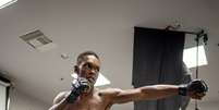Israel Adesanya no UFC (Divulga&ccedil;&atilde;o/Twitter Oficial UFC)  Foto: Esporte News Mundo