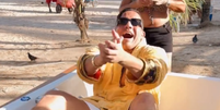 Kel Ferreti fez uma ação com a banheira em que distribuiu cerveja de graça em Maceió  Foto: Reprodução/Instagram/@eukelferreti