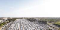 Vista aérea de pátio com carros  Foto: Freepik