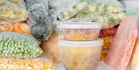 Congelar alimentos corretamente ajuda a prevenir a intoxicação alimentar -  Foto: Shutterstock / Alto Astral
