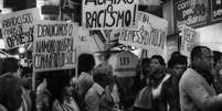 Imagem mostra protesto do Movimento Negro Unificado na época de sua fundação.  Foto: Reprodução / Alma Preta