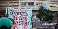 Faixa "Crianças trans existem", na Marcha do Orgulho Trans de São Paulo  Foto: Nayara Macedo/Terra