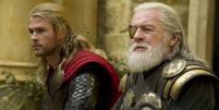 Chris Hemsworth e Anthony Hopkins em cena de Thor: O Mundo Sombrio (2013).  Foto: Adoro Cinema