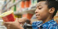 Alerta: alimentos destinados às crianças têm baixo valor nutricional - Foto: Shutterstock / Saúde em Dia
