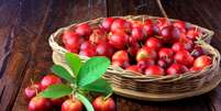 A acerola é uma excelente fonte de vitamina C  Foto: Adao | Shutterstock / Portal EdiCase