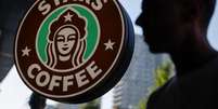 Funcion&aacute;rios de mais de 150 Starbucks entraram em greve alegando que a empresa proibiu as decora&ccedil;&otilde;es do M&ecirc;s do Orgulho LGBTQIA+ em seus cafeterias  Foto: Reuters