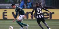Piquerez e Victor S&aacute; durante o &uacute;ltimo confronto entre Palmeiras e Botafogo no Allianz Parque.  Foto: C&eacute;sar Greco/Palmeiras / Esporte News Mundo