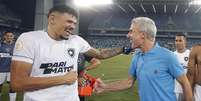 Lu&iacute;s Castro e Tiquinho Soares comemoram vit&oacute;ria sobre o Cuiab&aacute;.   Foto: V&iacute;tor Silva/Botafogo / Esporte News Mundo