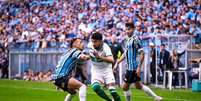 Gr&ecirc;mio goleou o Coritiba com um &oacute;timo segundo tempo &ndash; Gabriel Th&aacute; / Coritiba  Foto: Jogada10