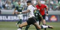 Tiquinho arma o chute para fazer o gol que definiu a vit&oacute;ria do Botafogo sobre o Palmeiras&nbsp; &ndash;  Foto: Vitor Silva/Botafogo / Jogada10