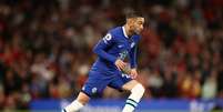 Hakim Ziyech em a&ccedil;&atilde;o com a camisa do Chelsea na Premier League &ndash;  Foto: Naomi Baker/Getty Images / Jogada10