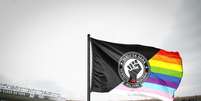 Bandeirinhas de escanteio serão uma das homenagens ao mês do Orgulho LGBTQIA+  Foto: Divulgação / Esporte News Mundo