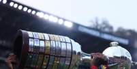 Ta&ccedil;a da Conmebol Libertadores erguida pelo Flamengo em 2022 (Photo by Franklin Jacome/Getty Images)  Foto: Esporte News Mundo