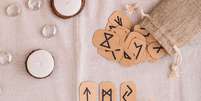 Para nos ajudar a entender melhor as runas, batemos um papo com a terapeuta oraculista, Luiza Holl. Confira! -  Foto: Shutterstock / João Bidu