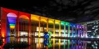 O Palácio do Itamaraty foi iluminado com cores da bandeira que representa diversidade.  Foto: Rafa Neddermeyer/Agência Brasil / Perfil Brasil