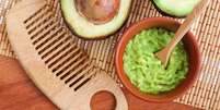O abacate é um grande aliado para nutrir e recuperar fios ressecados -  Foto: Shutterstock / Alto Astral
