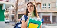 Decisão sobre qual faculdade fazer pode definir o futuro profissional  Foto: AaronAmat / iStock