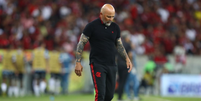 Sampaoli caminha a beira do campo em partida do Flamengo  Foto: Esporte News Mundo