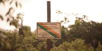 Imagem mostra placa informando que uma terra indígena é protegida.  Foto: Otto Ramos / Alma Preta
