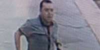 Ricardo de Oliveira Dias aparece fugindo da estação depois dos tiros, no domingo, 26  Foto: Reprodução/TV Globo