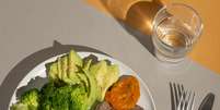 Nutricionista explica o que acontece ao tomar água junto com a refeição  Foto: Freepik/Divulgação / Boa Forma