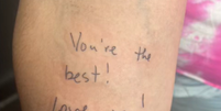 tatuagem com a seguinte frase: Você é a melhor. Amo você.  Foto: Foto:Reprodução tik-tok/@zlyah