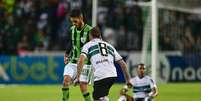 Imagem do confronto no Paraná, entre América e Coritiba   Foto: Mourão Panda/América / Esporte News Mundo