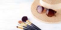 Veja como manter a maquiagem intacta nas férias -  Foto: Shutterstock / Alto Astral