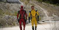 Ryan Reynolds e Hugh Jackman aparecem juntos em cena de 'Deadpool 3'  Foto: Reprodução de imagem/Twitter/ @deadpoolmovie / Estadão