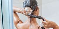 Lavar o cabelo com água quente pode provocar a caspa -  Foto: Shutterstock / Alto Astral