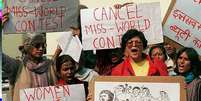 Protestos sacudiram a &Iacute;ndia quando o concurso Miss Mundo foi realizado no pa&iacute;s pela &uacute;ltima vez, em 1996  Foto: Getty Images / BBC News Brasil