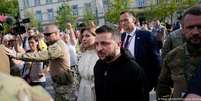 Acompanhado da mulher, Olena, o presidente ucraniano Volodimir Zelenski é escoltado por seguranças ao chegar em Vilnius, na Lituânia, para a cúpula da Otan.  Foto: DW / Deutsche Welle