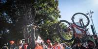 Concentração de entregadores em frente ao Masp, na Avenida Paulista, em São Paulo. Trabalhadores organizam greve contra aplicativos de entregas durante a pandemia de covid-19.  Foto: Werther Santana/Estadão / Estadão