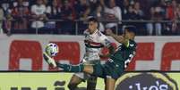 Calleri e Murilo disputando a bola   Foto: Rubens Chiri / saopaulofc.net / Esporte News Mundo