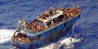 Barco de imigrantes  Foto: GUARDA COSTEIRA DA GR&Eacute;CIA / BBC News Brasil
