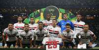 Elenco do São Paulo com a camisa de Pablo Maia   Foto: Miguel Schincariol/Getty Images / Esporte News Mundo