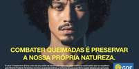 Imagem de um homem negro de black power relaciona o volume do cabelo com árvores queimadas e foi publicada em jornais impressos  Foto: Reprodução