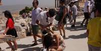 Visitantes foram afetados pelo calor na Acrópole, em Atenas, na Grécia, que fica no topo de uma colina rochosa e oferece pouca sombra  Foto: Reuters / BBC News Brasil
