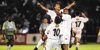 Rom&aacute;rio celebra um dos seus tr&ecirc;s gols pelo Vasco na &lsquo;Virada Hist&oacute;rica&rsquo; sobre o Palmeiras na decis&atilde;o da Mercosul, em 2000 &ndash; Divulga&ccedil;&atilde;o/Acervo Vasco  Foto: Jogada10