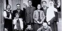 Família de judeus refugiados de Skopje, Macedônia, junto com uma família albanesa que os acolheu em 1943 em Tirana, Albânia  Foto: Museu Memorial do Holocausto dos Estados Unidos / BBC News Brasil