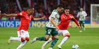 Raphael Veiga disputa bola no empate contra o Inter, no Beira-Rio, pela 15ª rodada do Brasileirão.   Foto: Cesar Greco/Palmeiras / Esporte News Mundo