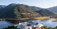 O traçado sinuoso da cobertura do hotel Vik foi inspirado nas montanhas e nos ventos do Vale do Cachapoal - e também nas linhas do arquiteto Frank Gehry  Foto: Robert Michael Poole/Divulgação / Viagem e Turismo