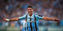 Luis Suárez estaria disposto a devolver salários ao Grêmio para jogar ao lado de Messi –  Foto: Lucas Uebel/Grêmio / Jogada10