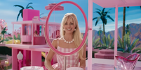 Barbie encara o espelho sem reflexo, uma das várias referências a brincadeira com a boneca  Foto: Divulgação/ Warner Bros. Pictures Brasil