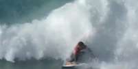 O surfista de Ba&iacute;a Formosa n&atilde;o suportou a dor e desistiu da etapa antes de seu t&eacute;rmino nesta ter&ccedil;a-feira, 18  Foto: Reprodu&ccedil;&atilde;o/WSL