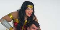 Melissa e Jefferson fantasiados de Mulher-Maravilha e Superman, na PerifaCon 2022  Foto: Tassio Yuri